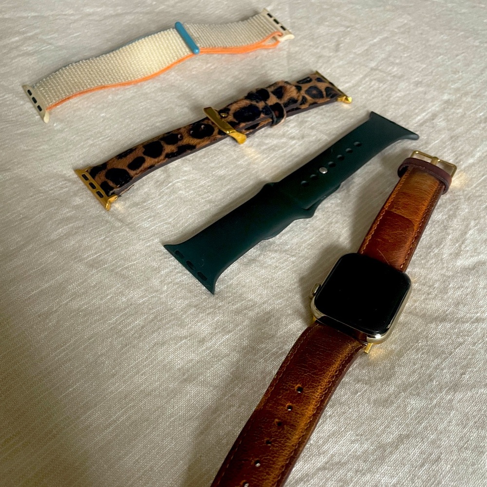Apple iWatch Series 6. Gold stainless steel. 40MM.